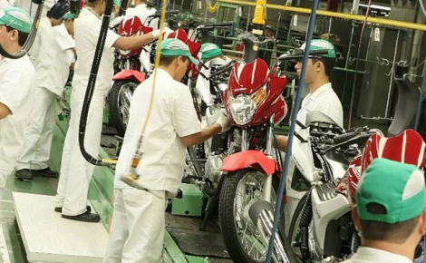 Trabalhadores em uma linha de montagem de motocicletas no Polo Industrial de Manaus (PIM)