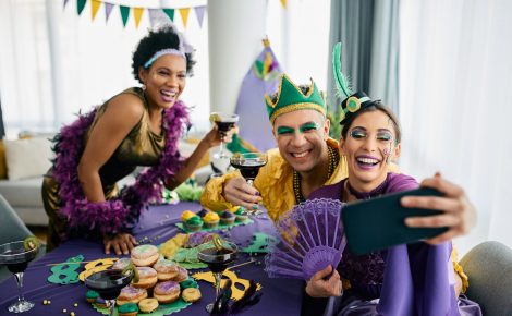 Entre bloquinhos e maratonas de séries, o Carnaval 2025 reflete um Brasil dividido entre a folia e o descanso.