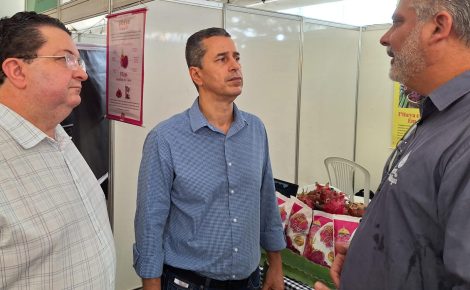 Muni Lourenço (ao centro), presidente da Federação da Agricultura e Pecuária do Estado do Amazonas (FAEA)
