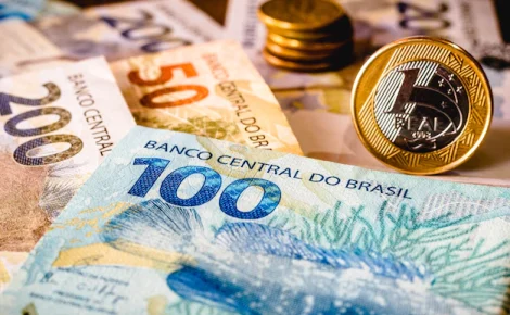 nesta-foto-ilustracao-sendo-mostradas-notas-de-cinquenta-e-duzentos-reais-e-uma-moeda-de-um-real-em-destaque-o-real-e-o-dinheiro-atual-no-brasil_68852-96