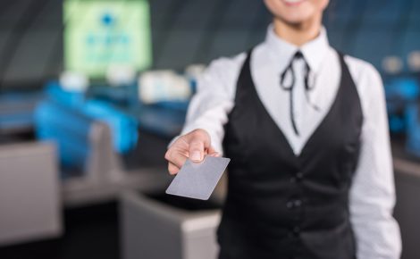 “Hóspede realizando check-in digital em hotel no Brasil”