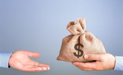 o homem segura da um saco de dinheiro na mao como um bonus empresario segurando o saco de dinheiro n