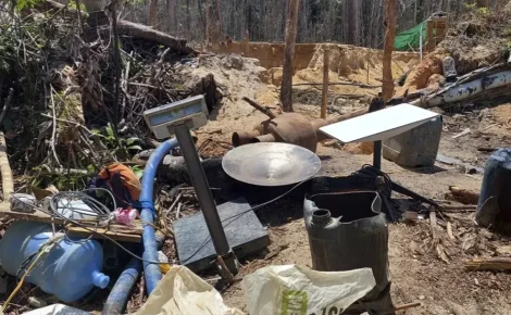 Antena da Starlink abandonada por garimpeiros no território indígena Yanomami (Foto: Ibama)