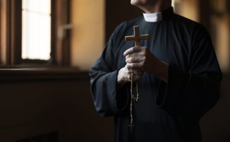 padre-rezando-na-igreja