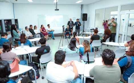 Participantes acompanham apresentação durante evento colaborativo sobre ciência e tecnologia no INDT.