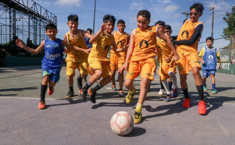 Crianças jogam futebol em quadra pública durante atividade do Programa Pelci no Amazonas