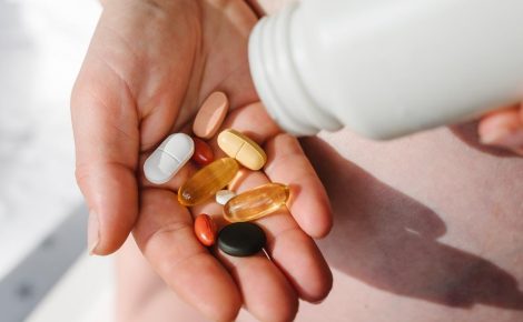 pessoa derramando suplementos na mão ilustra proibição da Anvisa