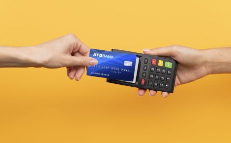 pessoa-que-paga-com-seu-cartao-de-credito