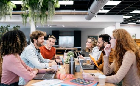 pessoas colaborando em um ambiente de trabalho 1024x576