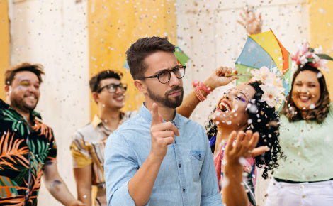 pessoas-pulando-carnaval-2023