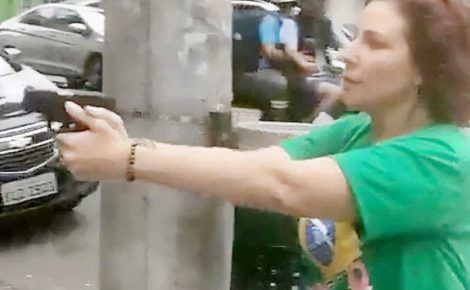 As imagens de Zambelli armada correndo atrás de um homem negro viralizaram nas redes sociais (Foto: Reprodução)