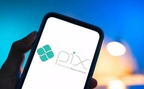 Tela de celular exibindo o logotipo do Pix, sistema de pagamentos instantâneos do Banco Central do Brasil