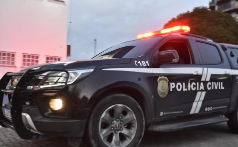 Viatura da Polícia Civil do Amazonas com giroflex acionado durante operação policial.