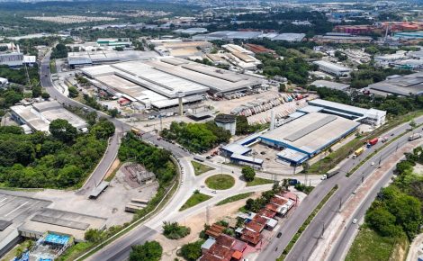 Vista aérea do Polo Industrial de Manaus com galpões industriais e vias de acesso.
