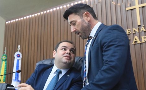 Da esquerda para direita, deputado Roberto Cidade e deputado Carlinhos Bessa. Foto: Hudson Fonseca/Aleam