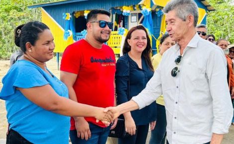 Raiz (camisa branca) reforça apoio à agricultura e afirma que educação, saúde e setor primário são prioridades