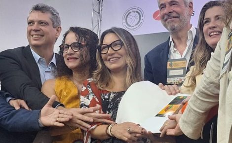O presidente da cCOP30, André Corrêa do Lago (ao centro), recebe documento elaborado por cientistas da Amazônia