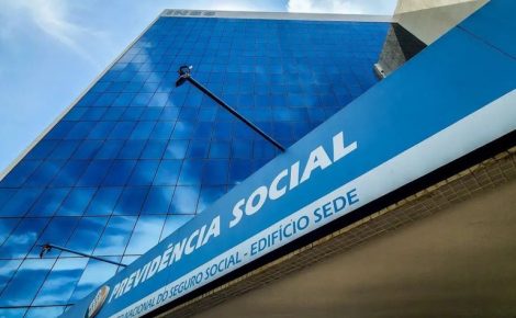 Assinatura de acordo entre MJSP e INSS para proteção de aposentados