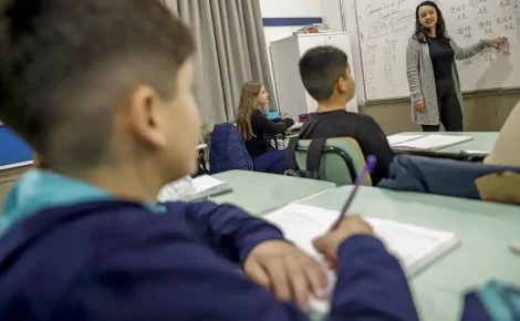 Enquanto no Brasil, os professores perdem 21% do tempo de aula com questões relacionadas à disciplina, nos países-membros da OCDE a média é menor, 15%. (Foto: © Bruno Peres/Agência Brasil)
