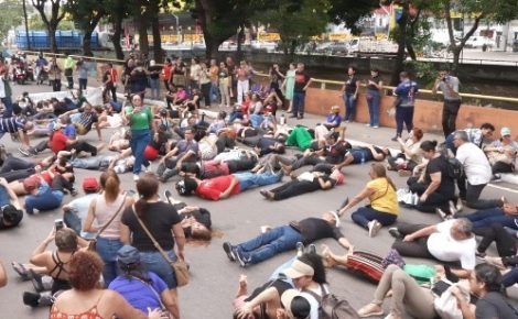 Professores em greve deitam no asfalto durante protesto em frente à Prefeitura de Manaus contra a reforma da previdência.