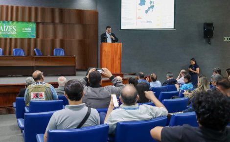 Auditório do Senai com público assistindo apresentação do Raízes do Investimento, em Manaus.
