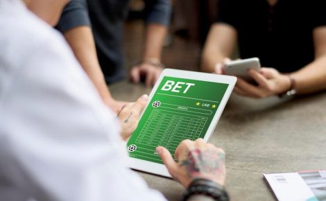 Homem faz aposta em bet