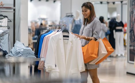 Consumidor compra peças de vestuário