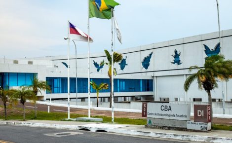 Fachada do prédio do Centro de Bionegócios da Amazônia (CBA), em Manaus, com bandeiras e logotipo visíveis na entrada principal