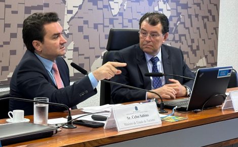 Ministro do Turismo, Celso Sabino, e o senador Eduardo Braga, durante debate em comissão do Senado