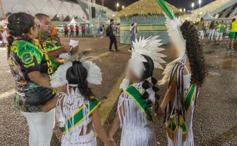 Crianças participando dos desfiles de escolas de samba de Manaus