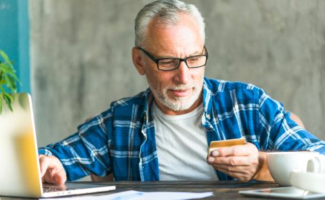 Aposentados faz conta para pagar dívidas