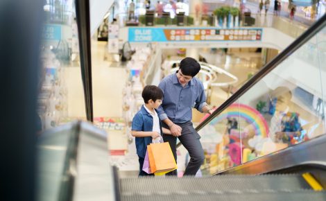 Pai e filho fazem compras em shopping de Manaus