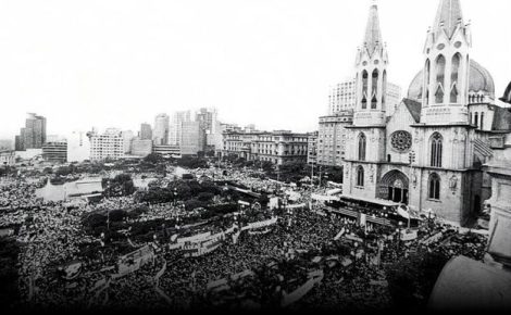 Imagem do comício pelas diretas já na praça da Sé, em São Paulo