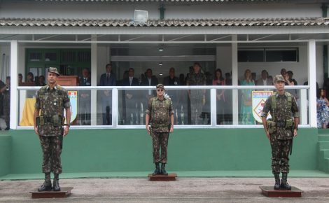 General Nilton Diniz Rodrigues (à direita) no dia em que assumir o comando da Brigada de Selva de São Gabriel da Cachoeira