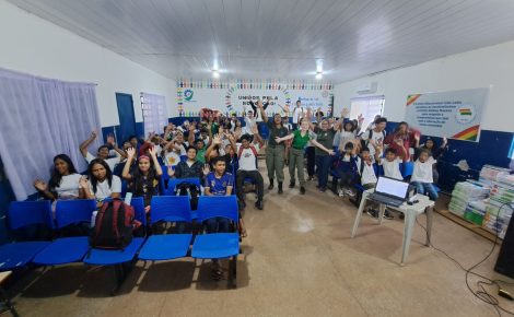 Equipe de educação ambiental do Ibama em ação numa escola pública de Manaus