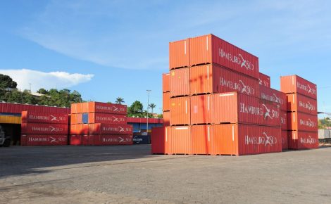 Contêineres estacionados em porto de Manaus
