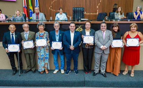 Ex-professores do curso de Jornalismo da Ufam homenageados na Aleam