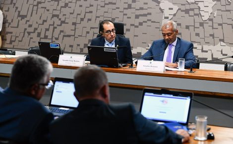 Senadores Jorge Kajuru e Romário