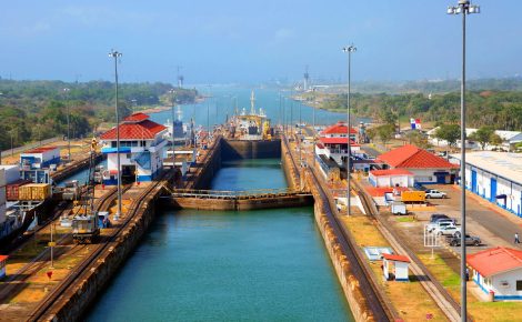Imagem do canal do Panamá, com lago Gatún ao fundo