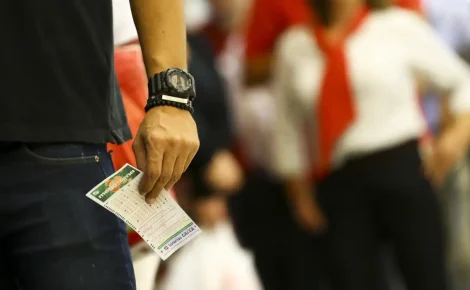 Apostador carrega bilhete da Mega-Sena
