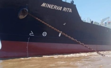 Navio Minerva Rita encalhado na Costa do Tabocal, no Amazonas