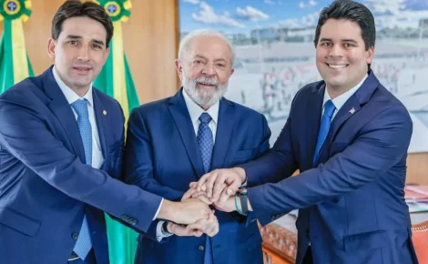 Ministros Silvio Costa Filho e André Fufuca apertam as mãos com o presidente Lula