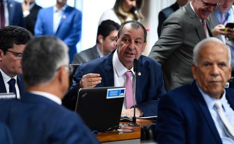 Senador Omar Aziz fala na Comissão de Assuntos Econômicos do Senado