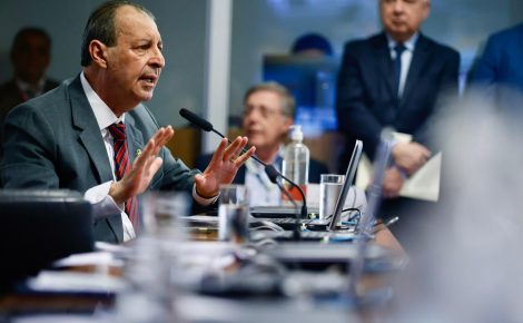 Senador Omar Aziz fala na comissão de meio ambiente do Senado