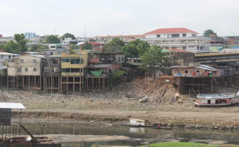 Paisagem do bairro de Educandos, em Manaus, onde há moradias do tipo palafitas