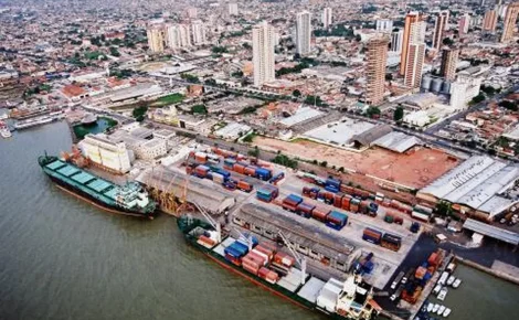 Navios no porto de Belém, no Pará