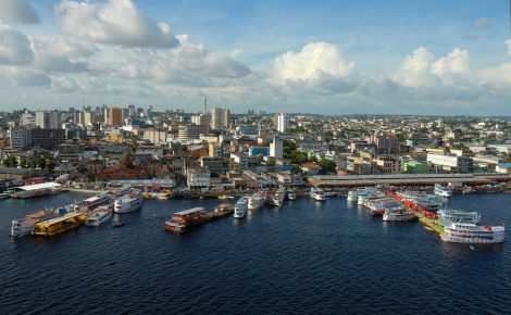 Vista do Porto de Manaus, com navios atracados no cais