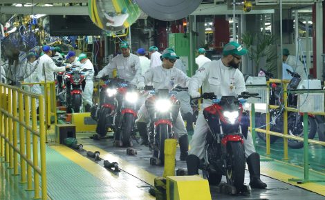 Operários trabalham em linha de produção da Moto Honda da Amazônia, em Manaus
