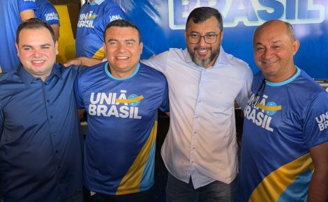 O deputado Roberto Cidade, o pré-candidato Otávio Farias, o governador Wilson Lima e o prefeito Frederico Júnior, em evento no município de Novo Airão