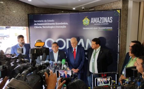 Vice-governador do Amazonas, Tadeu de Souza, o secretário Serafim Corrêa, dão entrevista após reunião do Codam
